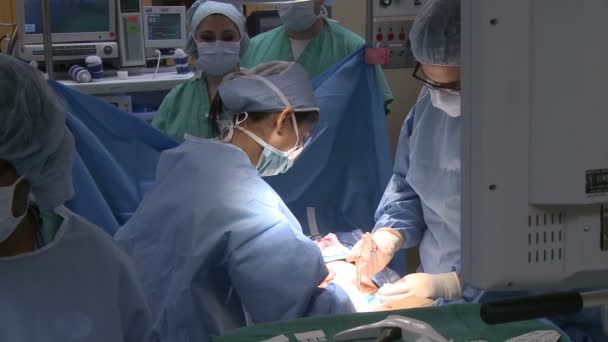 Операции хирургов — стоковое видео