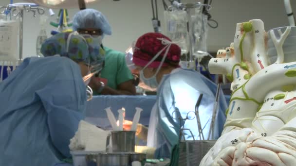 Chirurgii efectuează o operație medicală — Videoclip de stoc