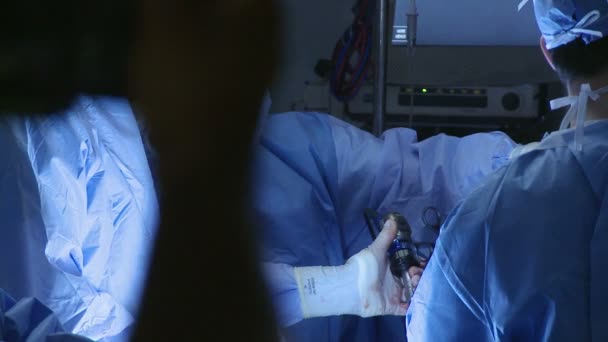 Cerrahlar tıbbi bir işlem gerçekleştirme — Stok video