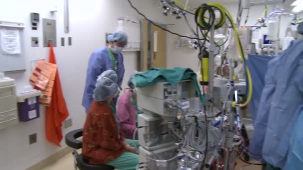 Cerrahlar bir tıbbi işlem gerçekleştirme — Stok video