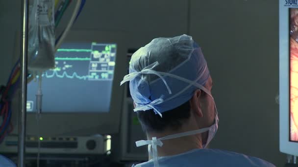 Surgeons performing a medical procedure — Stock Video