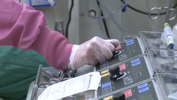 Main du médecin sur la machine de pontage cardiaque — Video