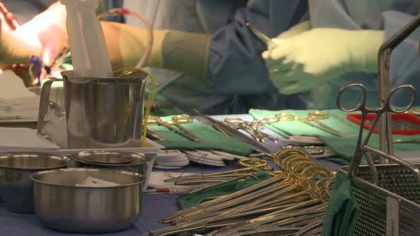 Nurse organizes surgical instruments — Stock Video