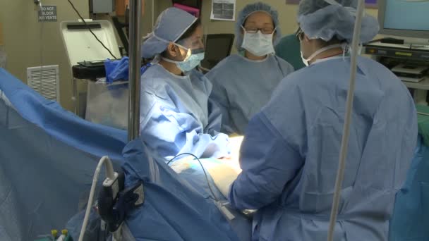 Chirurgisch team wacht op de start van de operatie — Stockvideo