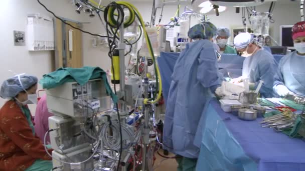 Chirurgiens effectuant une opération médicale — Video