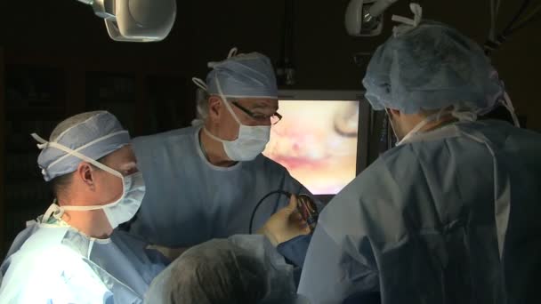 Χειρουργικής ομάδας μπροστά από την οθόνη — Αρχείο Βίντεο