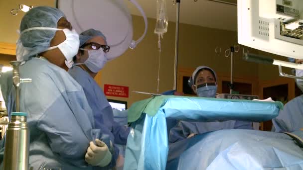 Equipe cirúrgica na frente do monitor — Vídeo de Stock