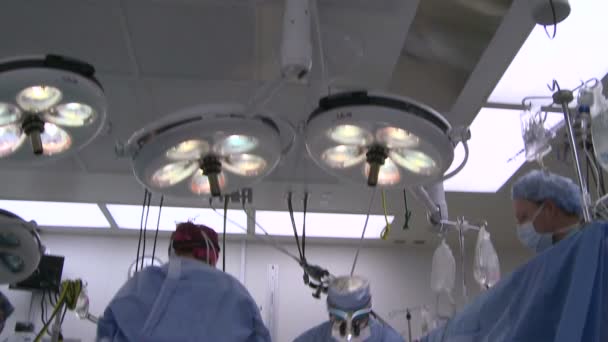 Ιατρική ομάδα κατά τη διάρκεια χειρουργικής επέμβασης — Αρχείο Βίντεο
