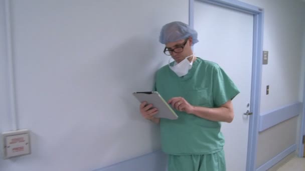 Médico comentários notas no iPad — Vídeo de Stock