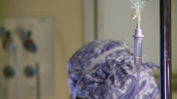 IV infuus tijdens chirurgie — Stockvideo