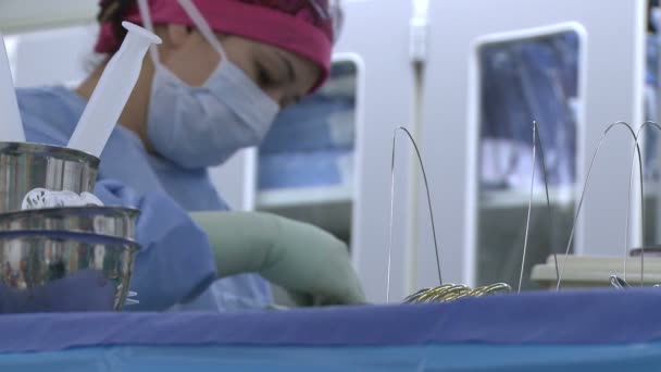 수술 하는 동안 일 하는 외과 기술자 — 비디오