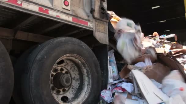 En Semi Truck släppa papperskorg — Stockvideo