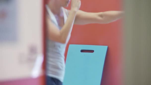 Femme prenant des cours de tae-bo — Video