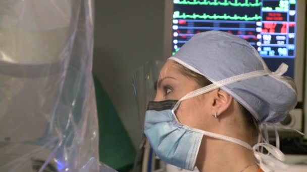 Женщина-робот-хирург в больнице — стоковое видео