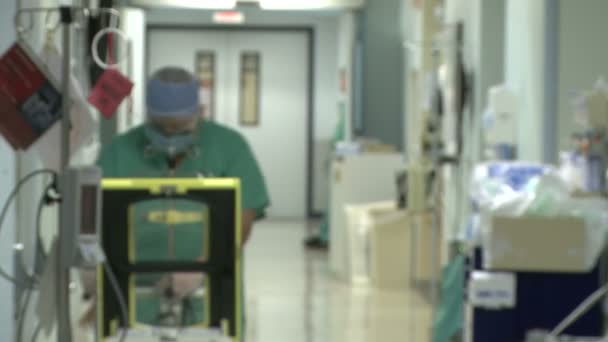 Personale ospedaliero che si muove attraverso un tipico corridoio — Video Stock