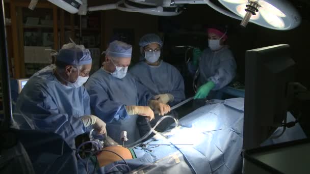 Хирурги, выполняющие медицинскую операцию в — стоковое видео