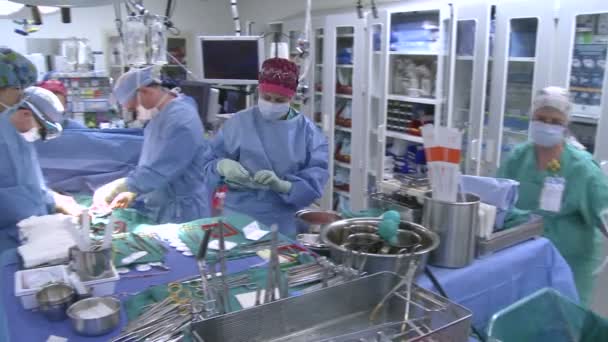 Хірургічна команда на роботі — стокове відео