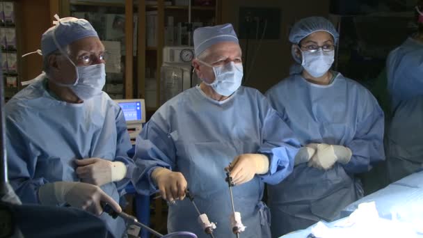 Surgeons performing a medical operation — Stock Video