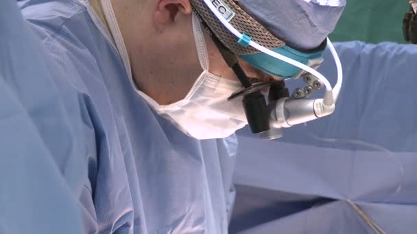 Хирург, специализирующийся на операции — стоковое видео