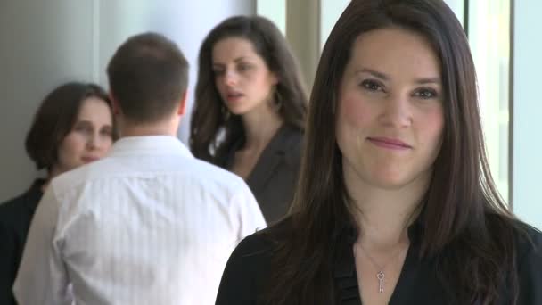 Businesswoman standing in front of coworkers — Stock Video