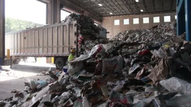 Um caminhão despeja lixo para ser reciclado — Vídeo de Stock