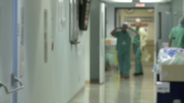 Personnel hospitalier se déplaçant dans un couloir typique — Video