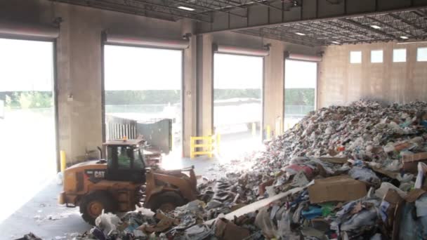 Передний погрузчик перемещает мусор в центре переработки отходов (6 из 9 ) — стоковое видео