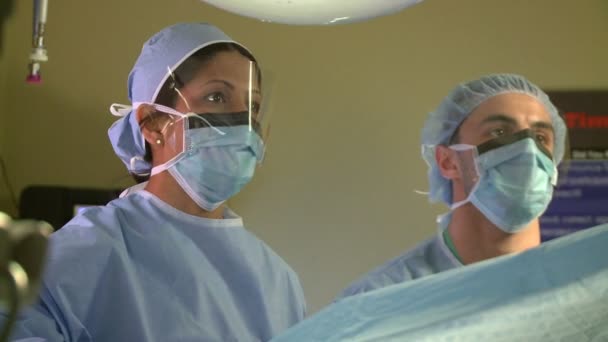 Chirurgiens effectuant une chirurgie laparoscopique — Video