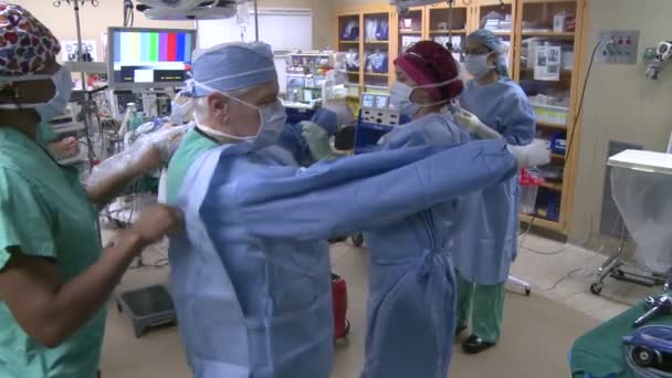 Équipe de chirurgiens effectuant la chirurgie — Video