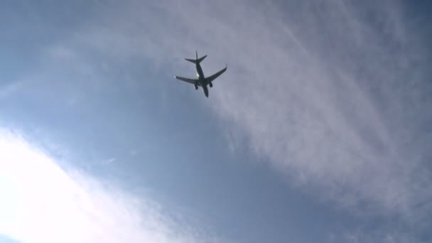 Avião descendo das nuvens — Vídeo de Stock