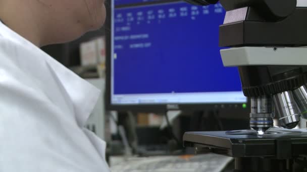 Una vista del trabajo típico dentro de un laboratorio médico — Vídeo de stock