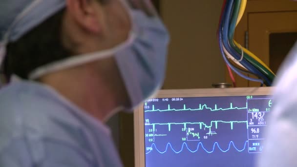 Хирурги, выполняющие медицинскую операцию в больнице — стоковое видео
