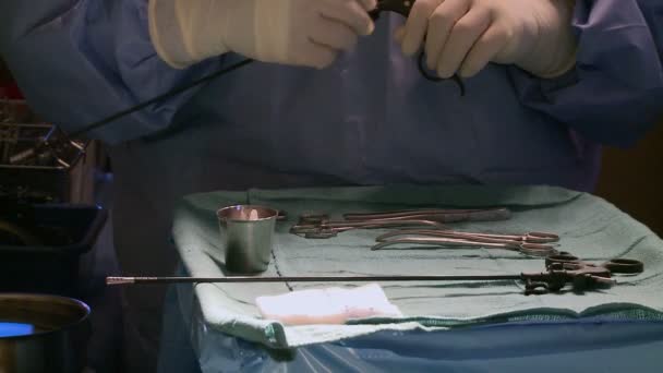 Chirurg bereitet medizinische Werkzeuge vor — Stockvideo