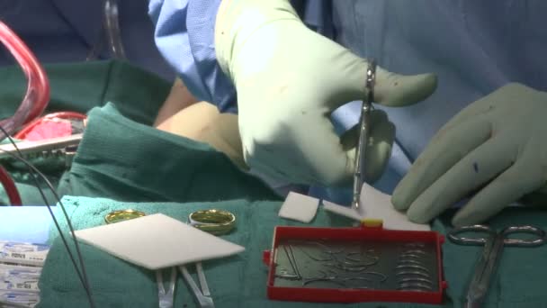 Kirurgiska tekniker klipper förbandsgas torg — Stockvideo