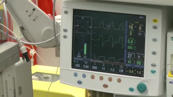 Vitals monitor with cell-saver machine — Stock Video