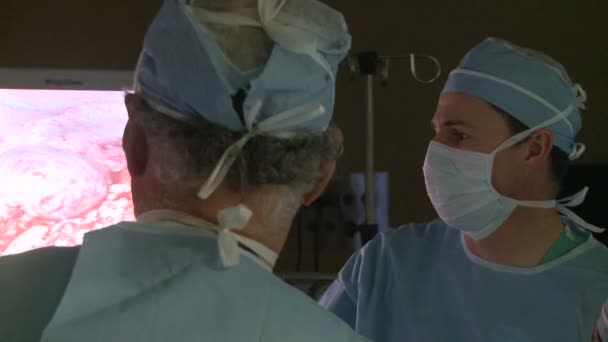 Cirurgiões que realizam operação robótica — Vídeo de Stock