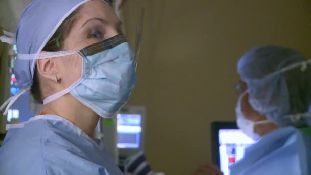 Kadın robot cerrah — Stok video
