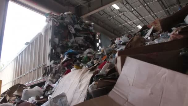 Náklaďák vypíše koš recyklace — Stock video