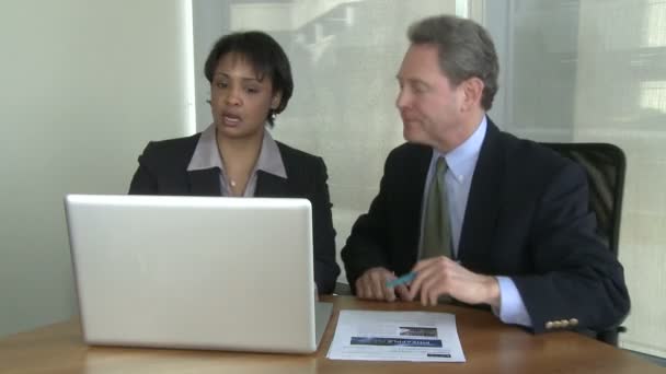 Male and female colleagues exchange ideas — Stock Video