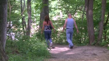 Bir çift bir yolda hiking