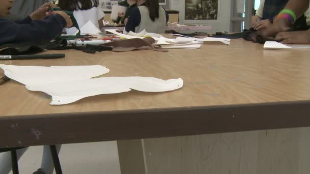 Papír, sedí na konci stolu se studenty gymnázia v pozadí — Stock video