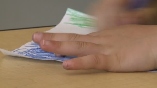 Niños en la escuela primaria usando un crayón (3 de 5 ) — Vídeos de Stock