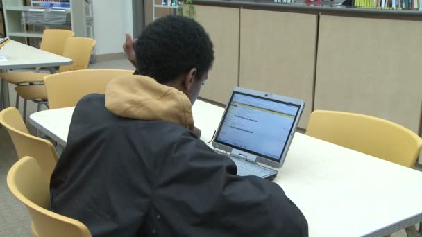 Student som tittar på en dator i klassrummet (5 av 5) — Stockvideo