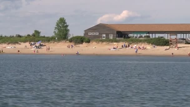 Pessoas tomando banho de sol em terra em uma instalação recreativa — Vídeo de Stock