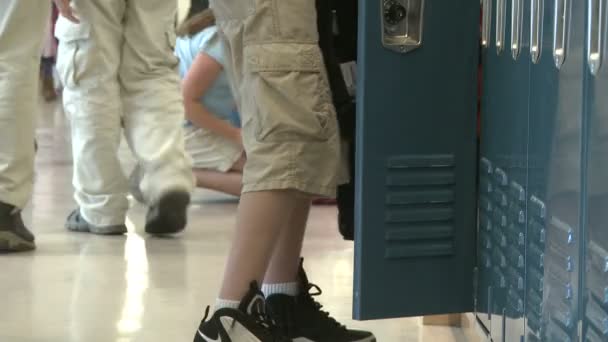 Een gymnasium leerling getting spullen uit locker (3 van 3) — Stockvideo