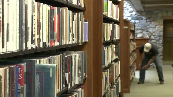 Man search bookshelf in library (3 de 4 ) — Video