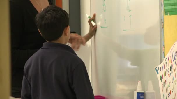 Beyaz tahta üzerinde yazma öğretmen yıkamaları öğrenci — Stok video