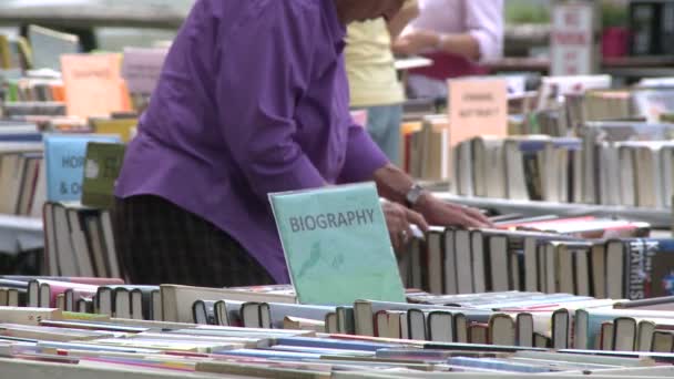 Libros que se exhiben en una feria de libros al aire libre (3 de 4 ) — Vídeos de Stock
