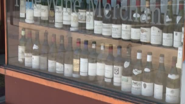 Vitrines de magasins affichant des bouteilles de vin — Video