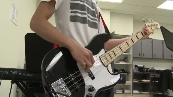 Estudiantes tocando instrumentos en clase de música (7 de 8 ) — Vídeos de Stock